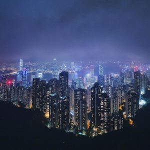 咪咕音乐内地流行排行榜歌单，霓虹灯城市夜景背景，现代都市感