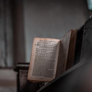 咪咕音乐港台老歌精选歌单封面，复古暖黄色调，呈现90年代粤语唱片质感